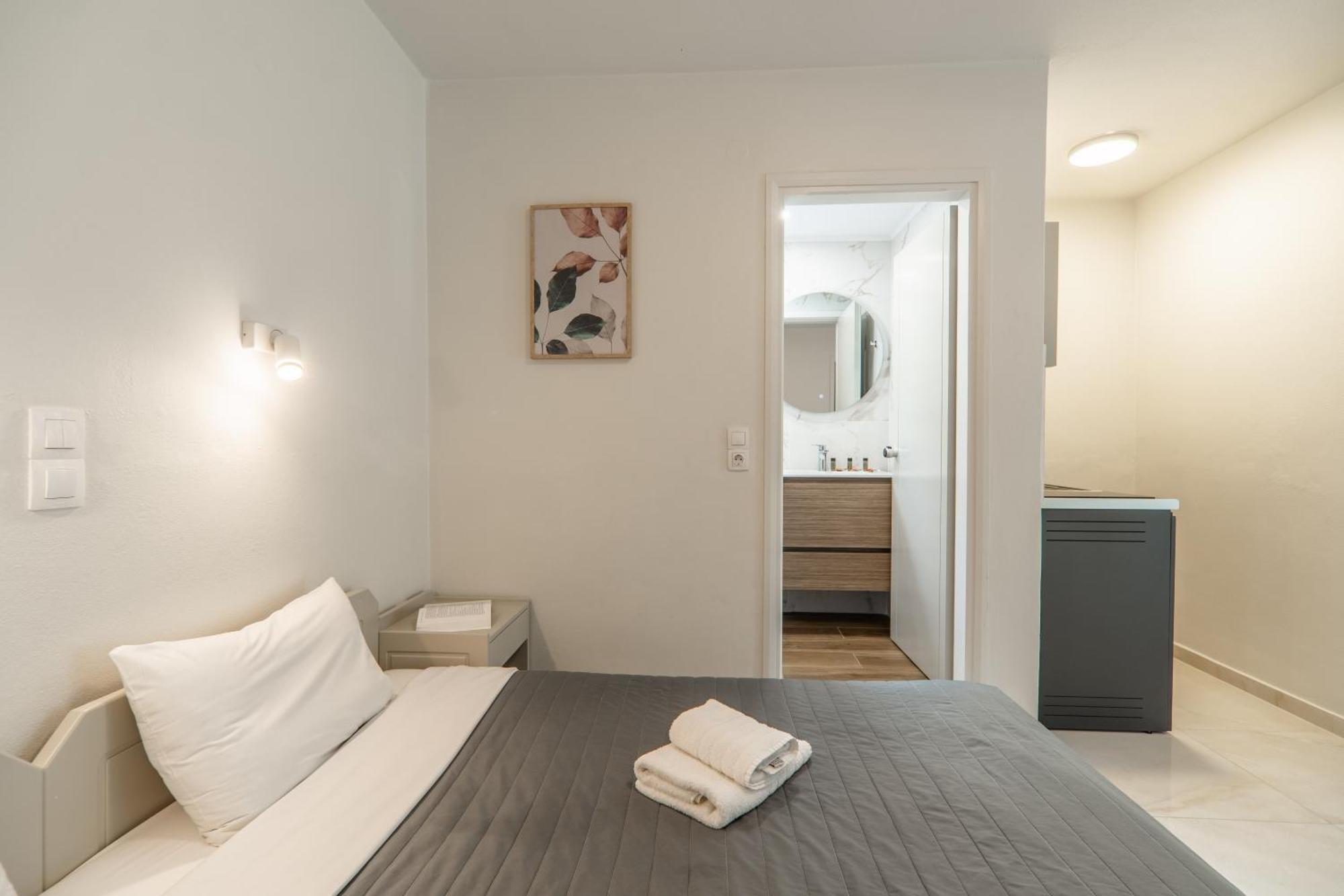 Manos Beachside Apartments Agia Marina Habitación foto