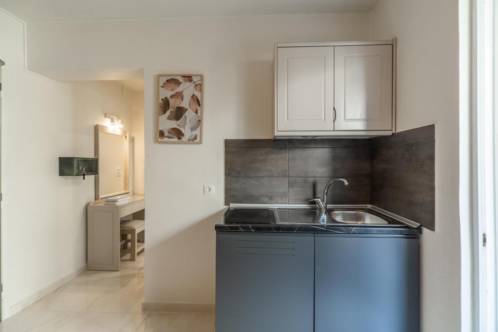 Manos Beachside Apartments Agia Marina Habitación foto