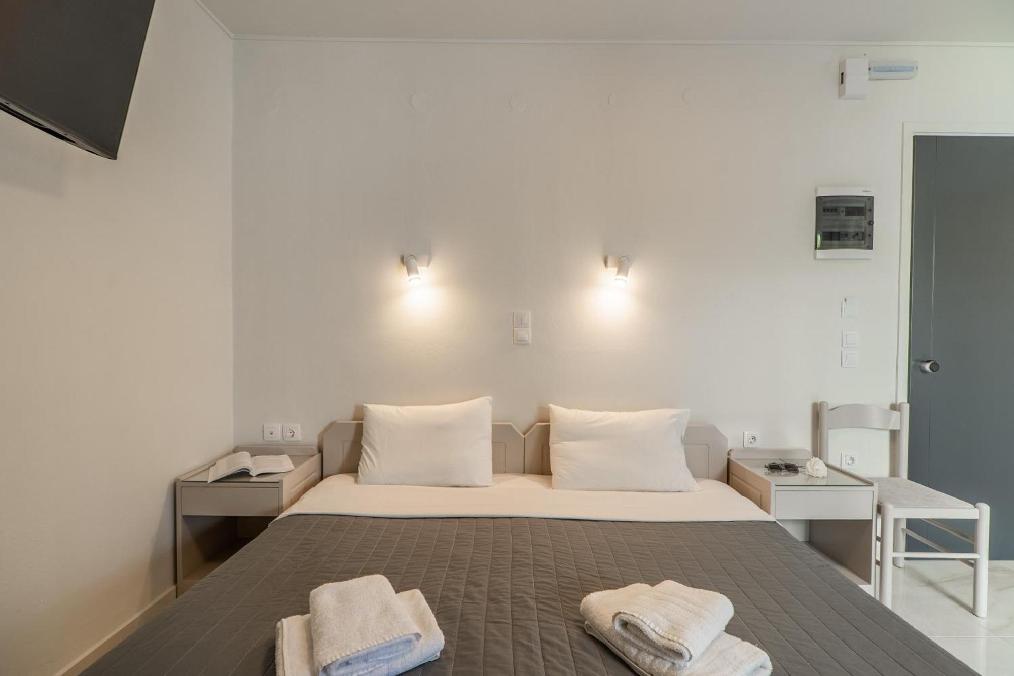 Manos Beachside Apartments Agia Marina Habitación foto