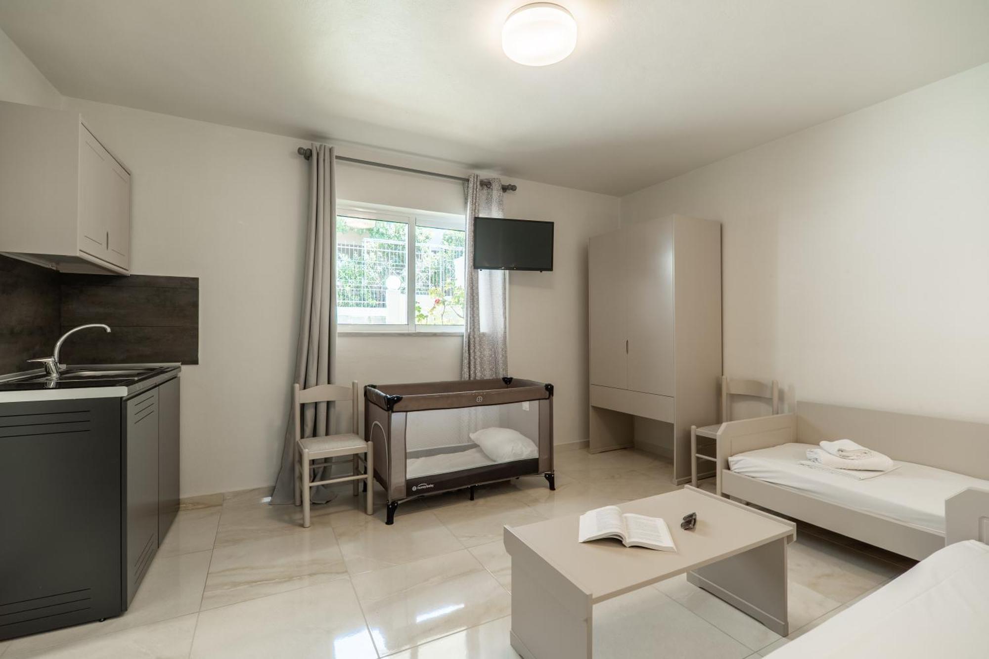 Manos Beachside Apartments Agia Marina Habitación foto