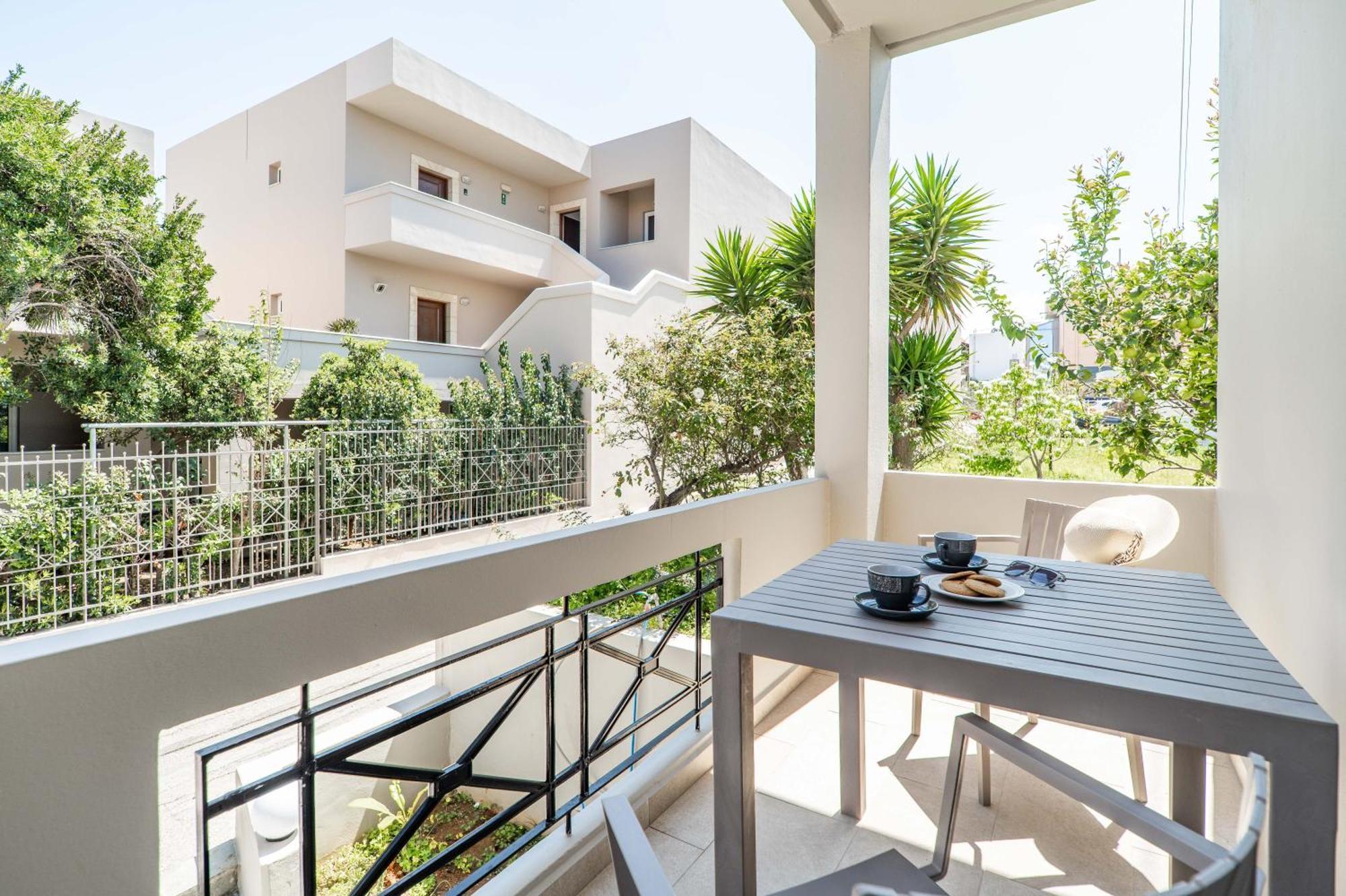 Manos Beachside Apartments Agia Marina Habitación foto