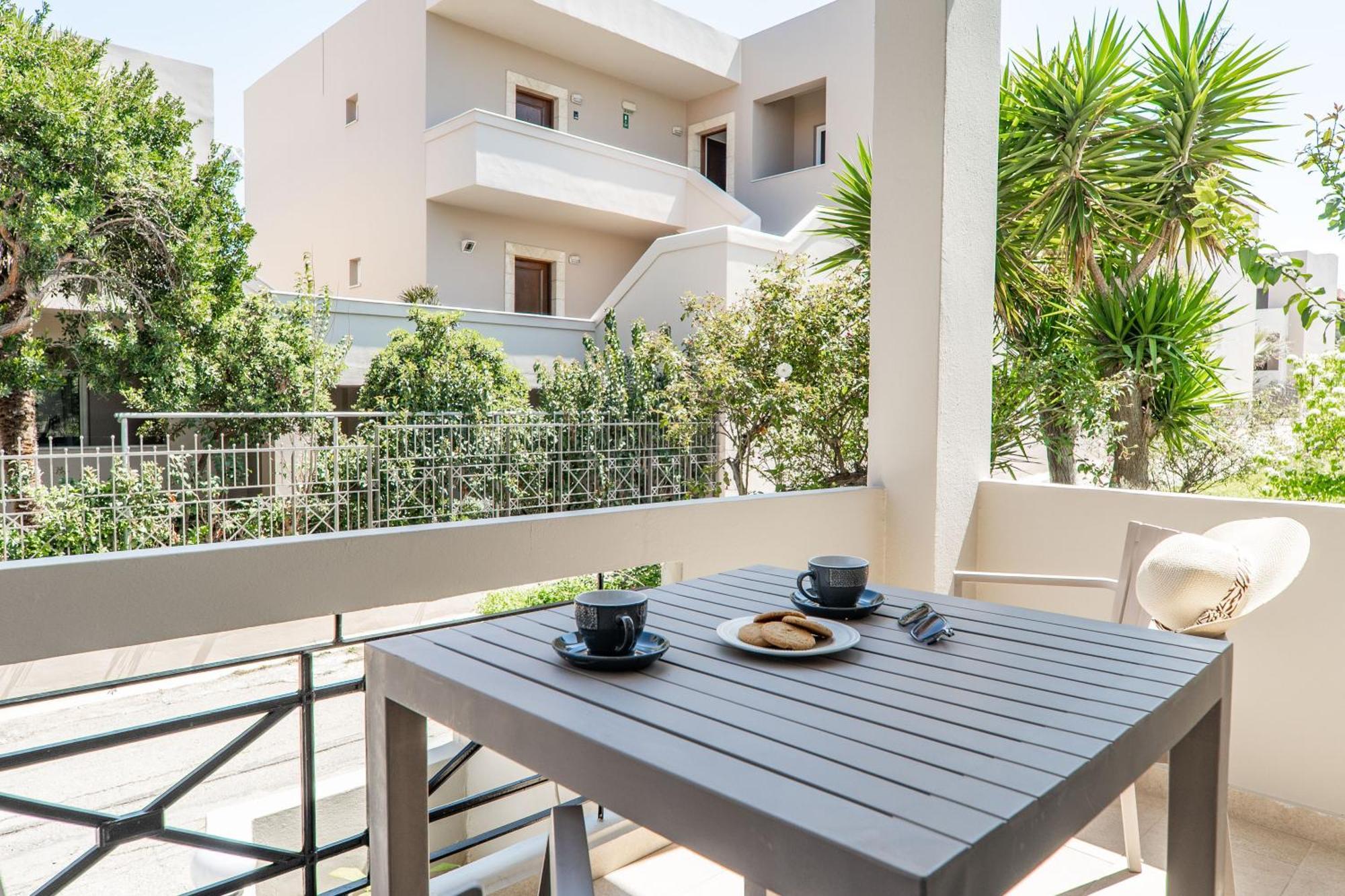 Manos Beachside Apartments Agia Marina Habitación foto