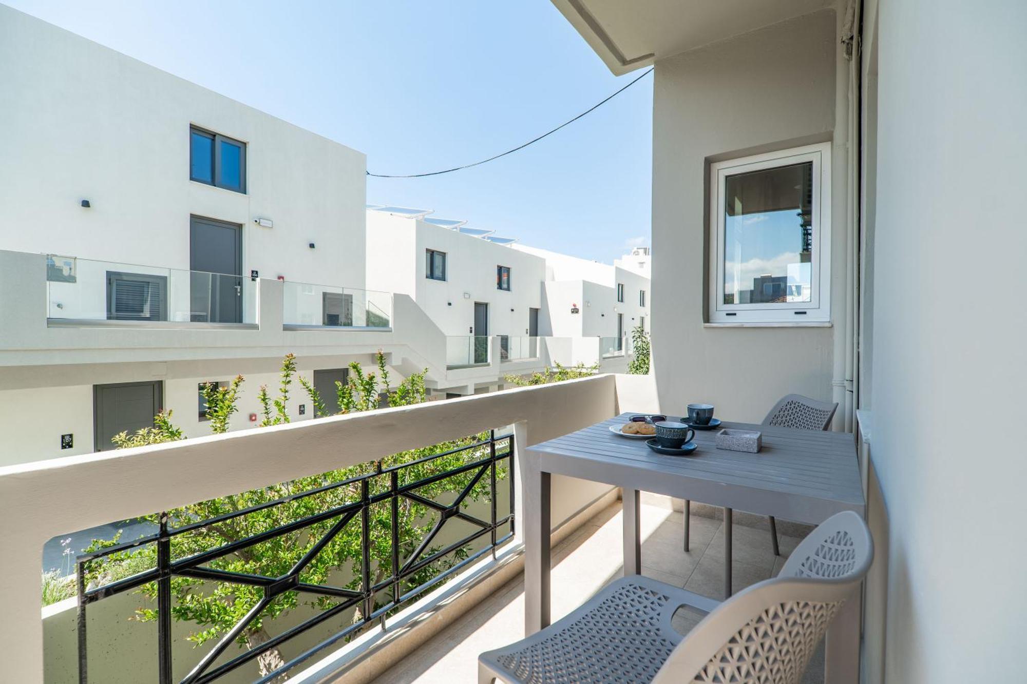 Manos Beachside Apartments Agia Marina Habitación foto