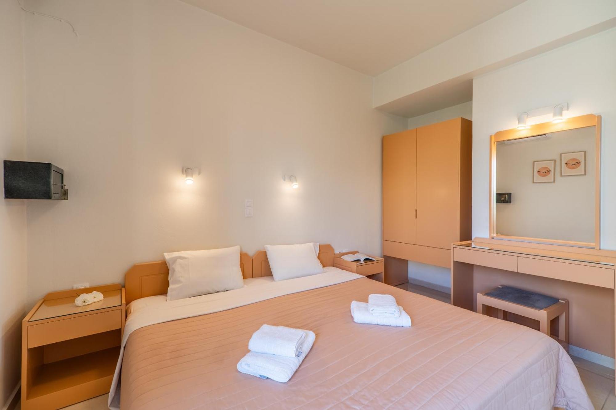 Manos Beachside Apartments Agia Marina Habitación foto