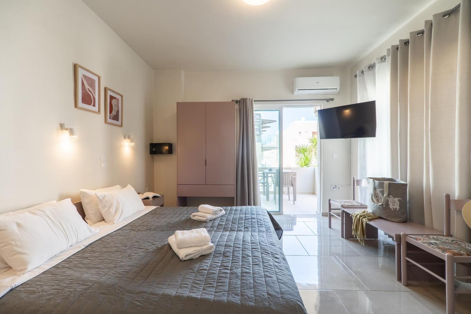 Manos Beachside Apartments Agia Marina Habitación foto