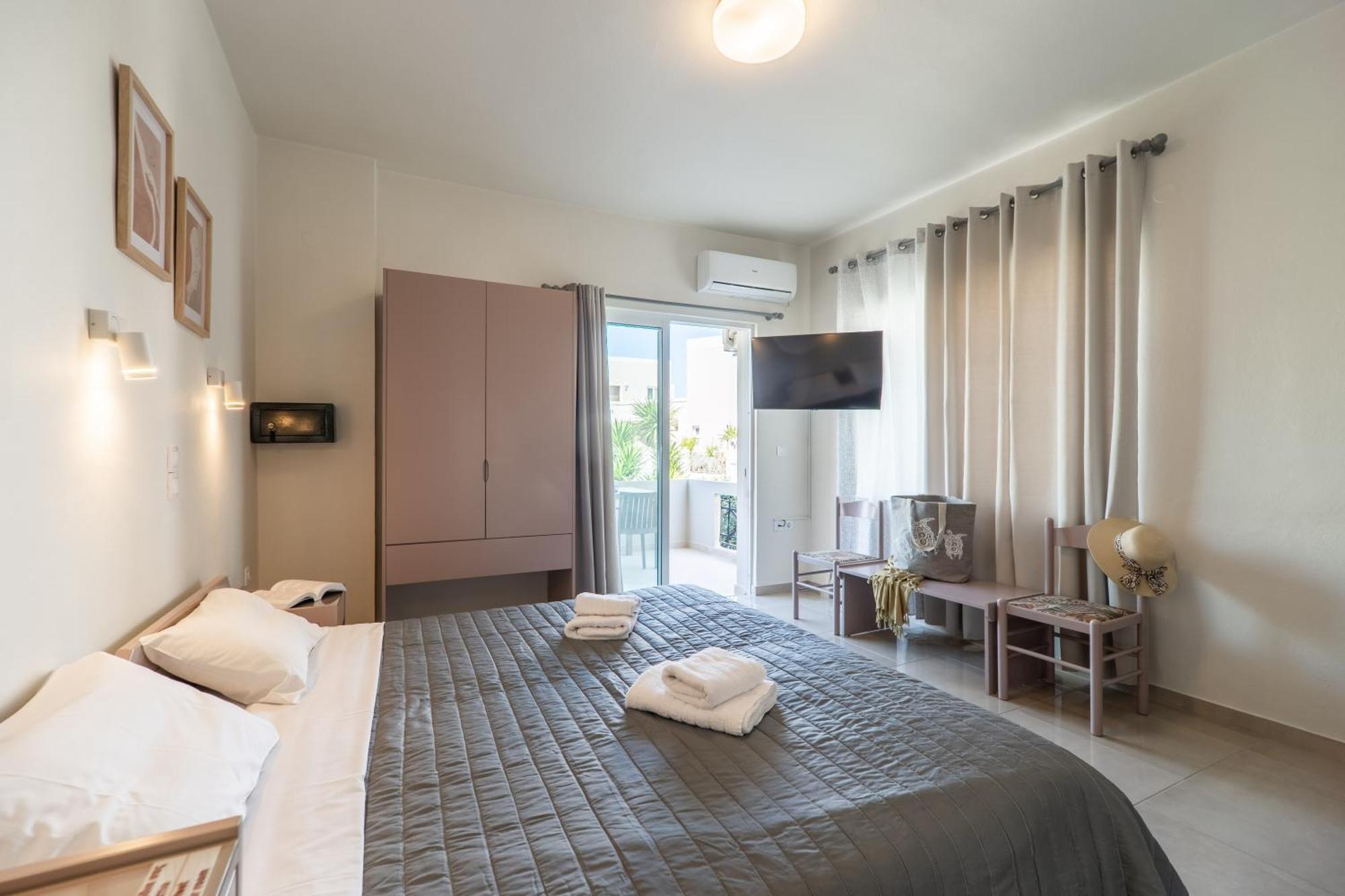 Manos Beachside Apartments Agia Marina Habitación foto