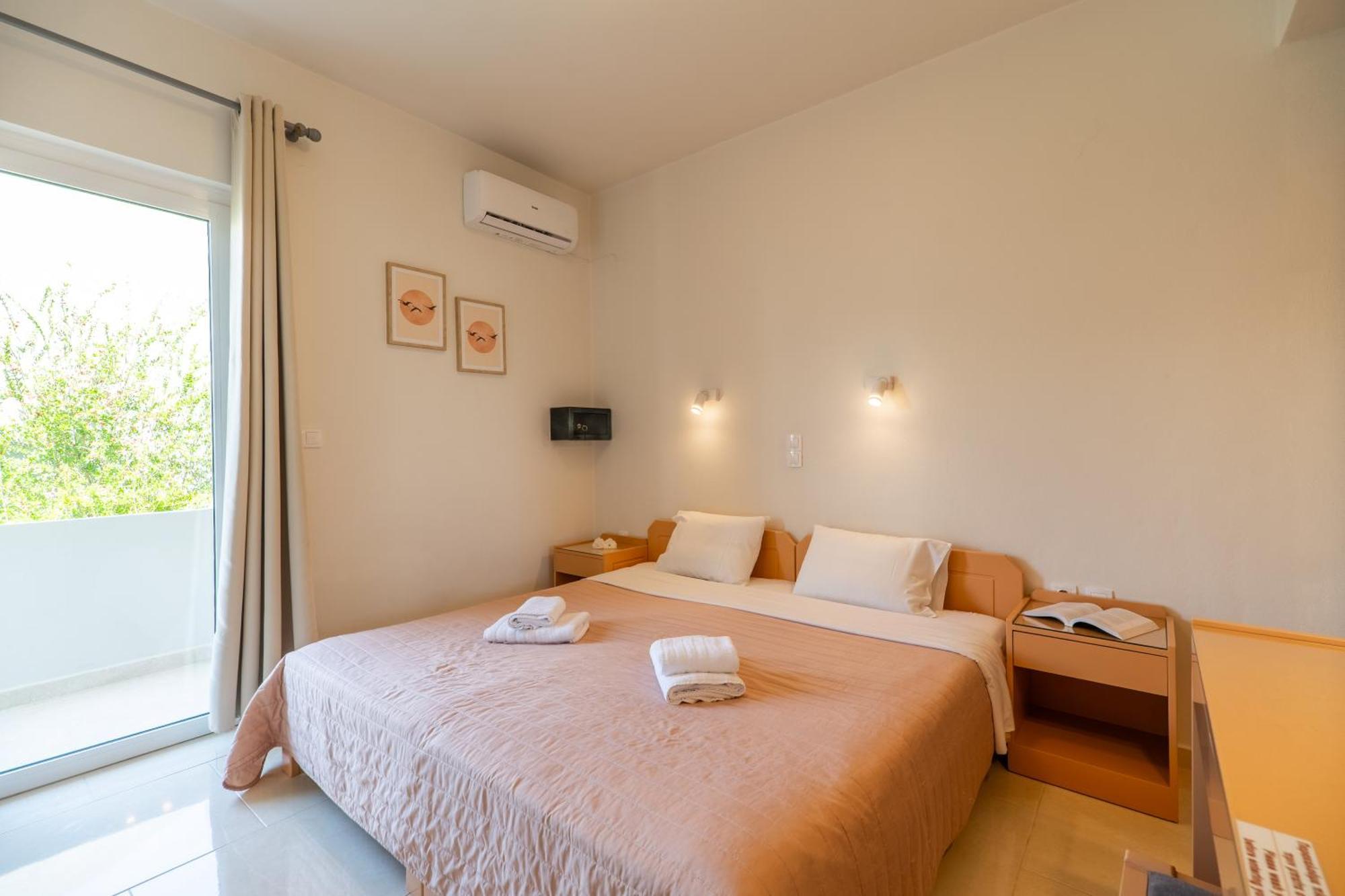 Manos Beachside Apartments Agia Marina Habitación foto