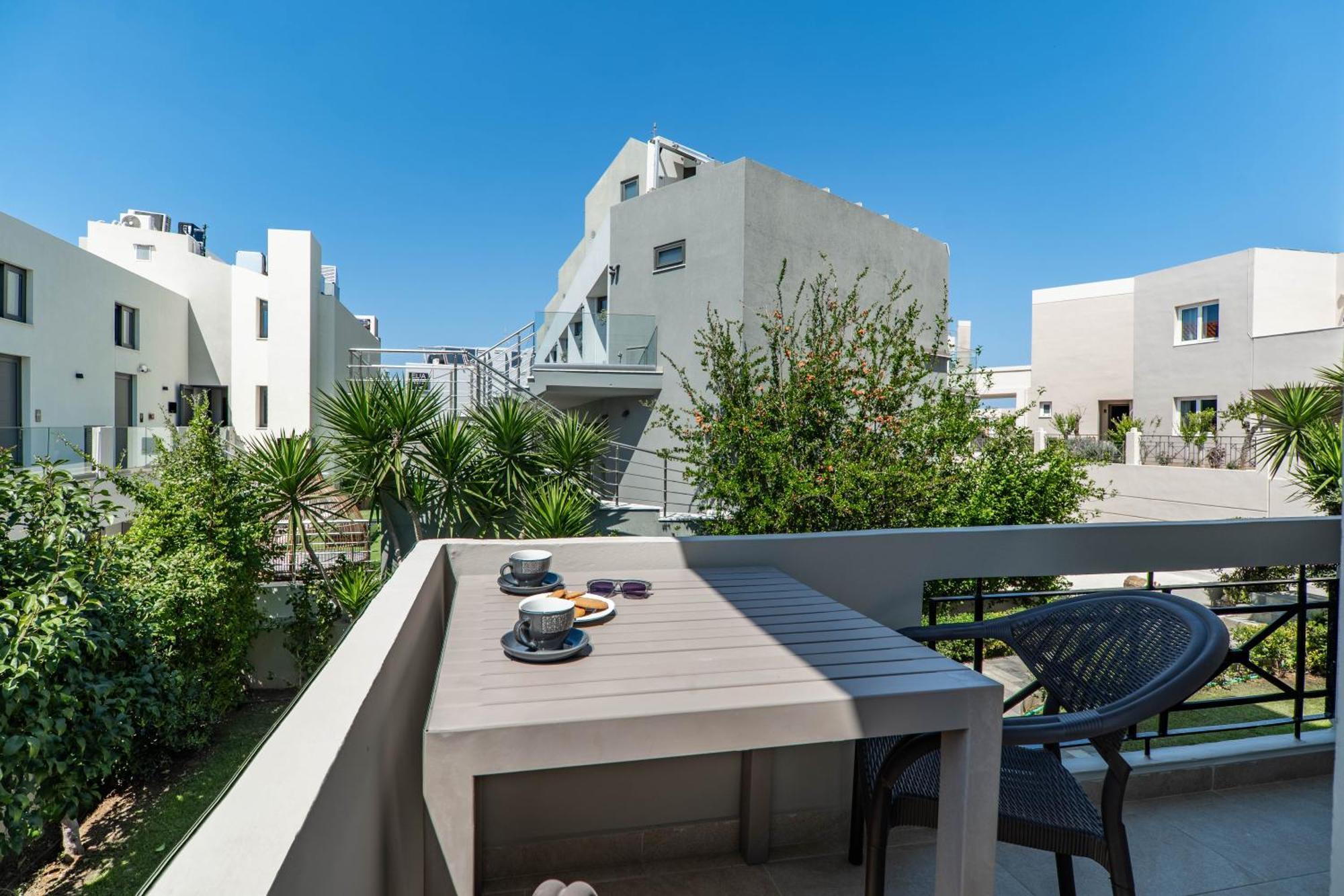 Manos Beachside Apartments Agia Marina Exterior foto