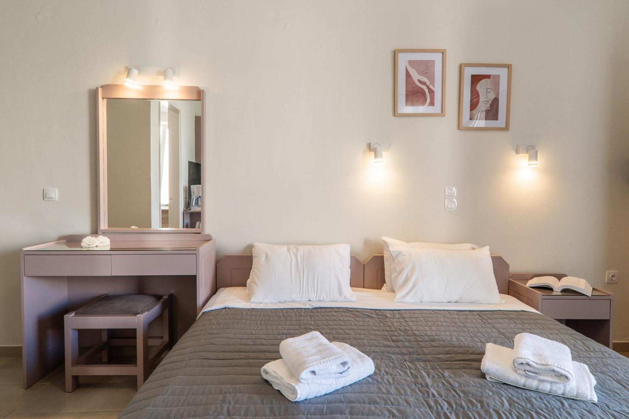 Manos Beachside Apartments Agia Marina Habitación foto